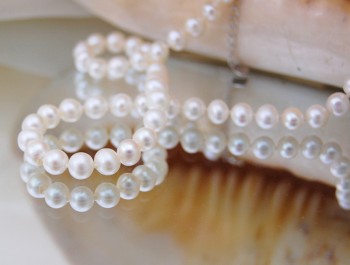 Нежно колие *Класика* от бели естествени перли, 6мм 